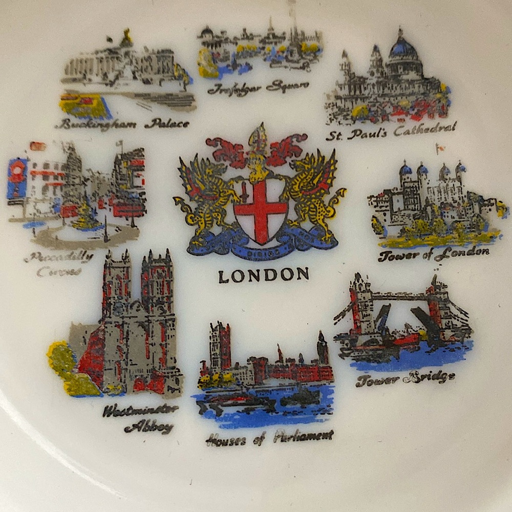 Vintage London Souvenir  Ashtray Made in France.New condition. London Highlights